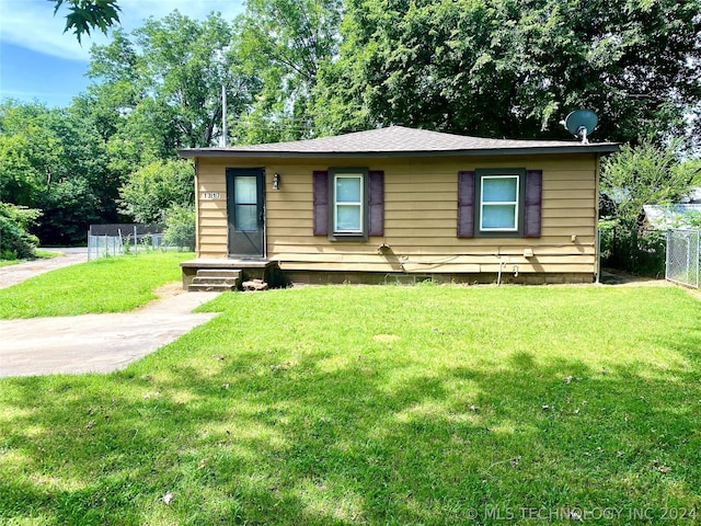 view of front of house featuring a front yard