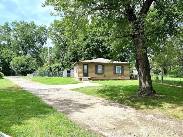 view of front of house featuring a front yard