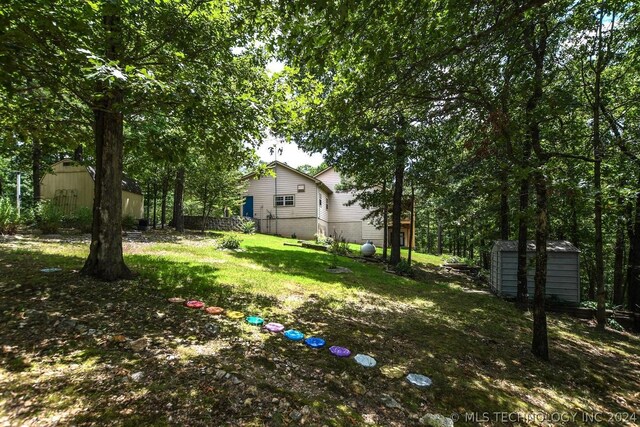 view of yard with a storage shed