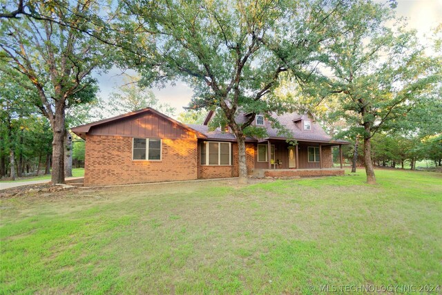 ranch-style home featuring a front yard