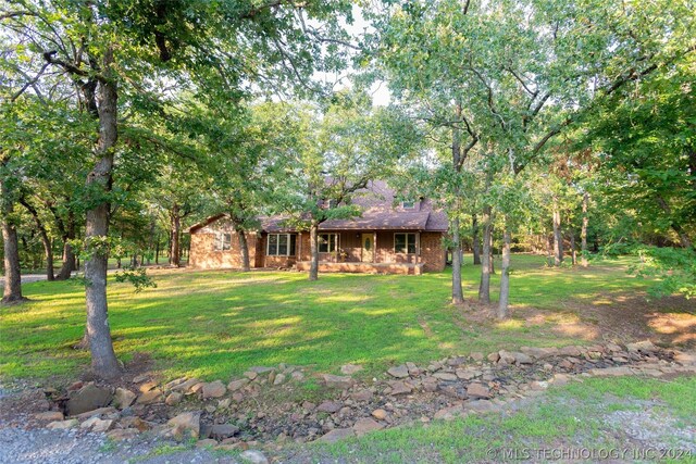 view of front of house featuring a front lawn