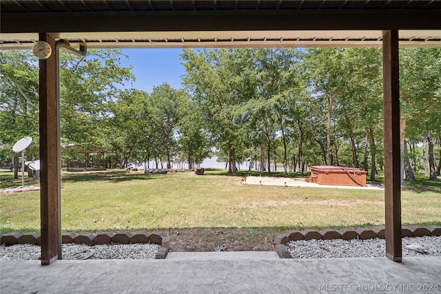 view of yard featuring a hot tub