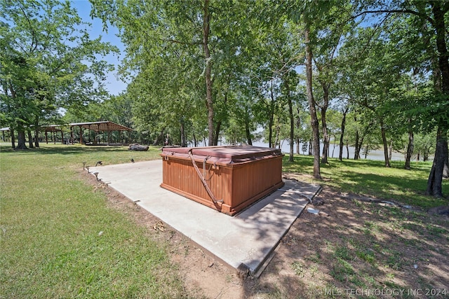 view of yard featuring a hot tub