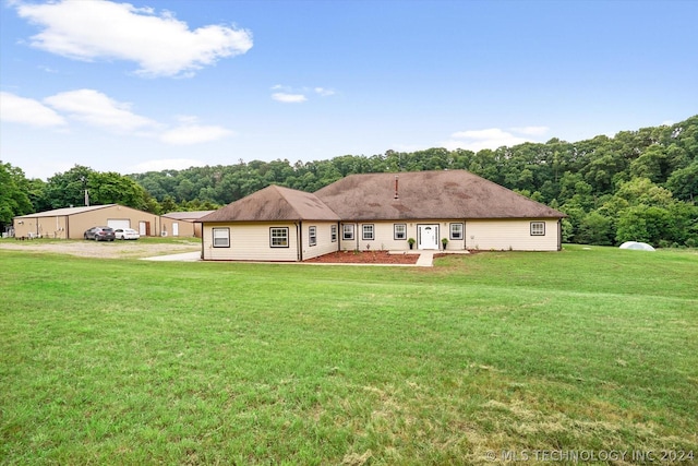 back of house featuring a lawn