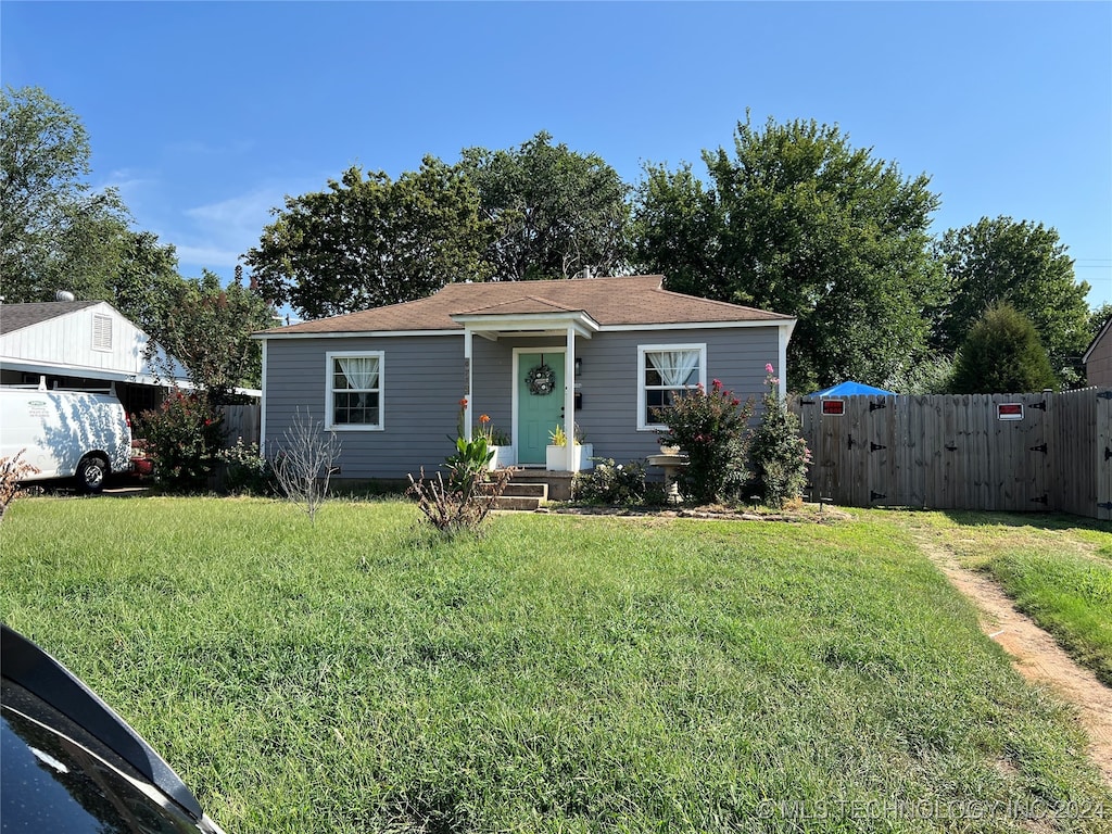 view of front of house with a front yard