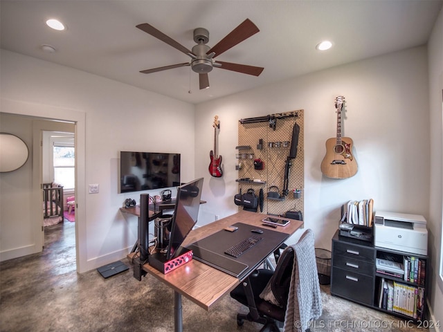 office space with recessed lighting, ceiling fan, baseboards, and concrete floors