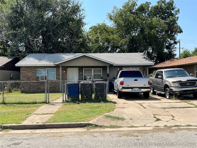 view of front of home featuring a front lawn