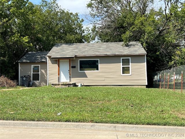 view of front facade with a front yard