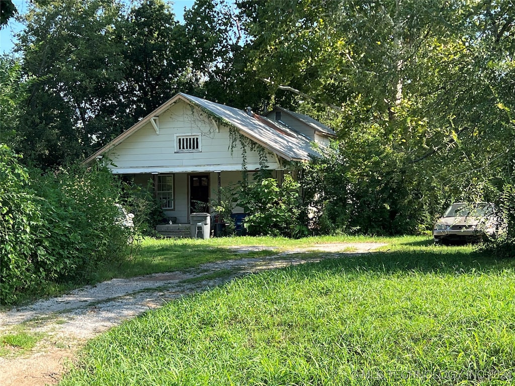 bungalow featuring a front lawn