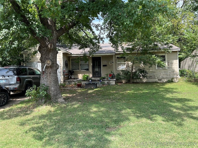 single story home featuring a front yard