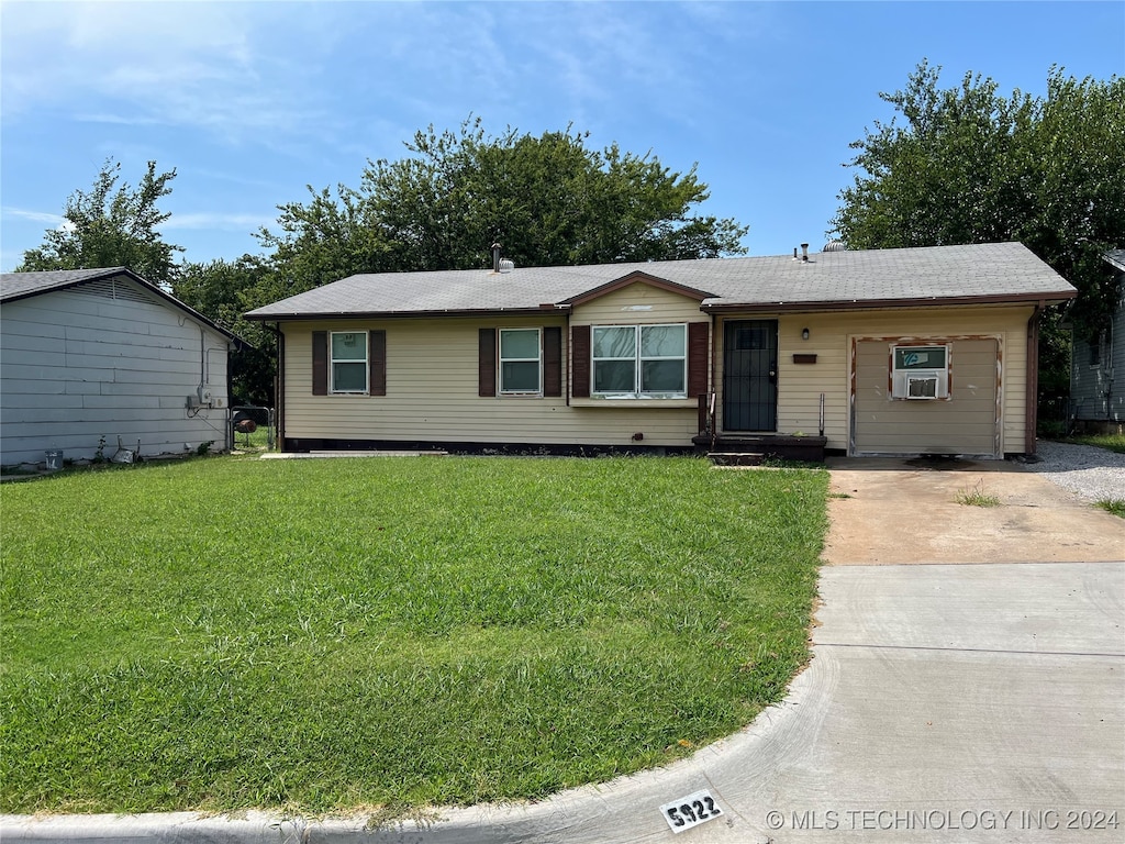 ranch-style house featuring a front yard