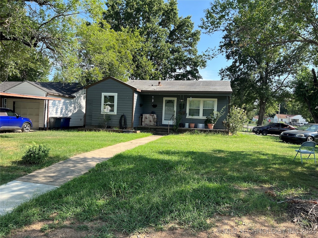 view of front of house featuring a front lawn and a garage