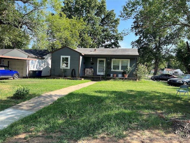 view of front of house featuring a front lawn and a garage