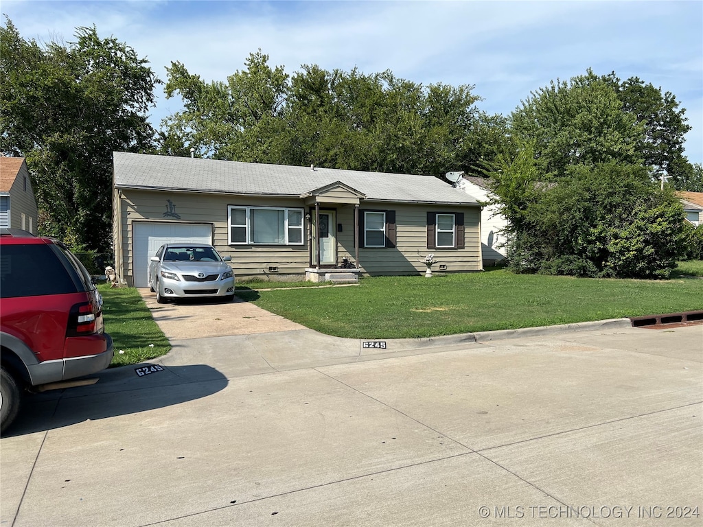 view of front of house featuring a front yard and a garage