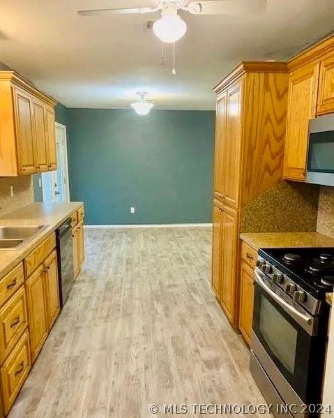 kitchen with backsplash, light hardwood / wood-style floors, appliances with stainless steel finishes, and ceiling fan