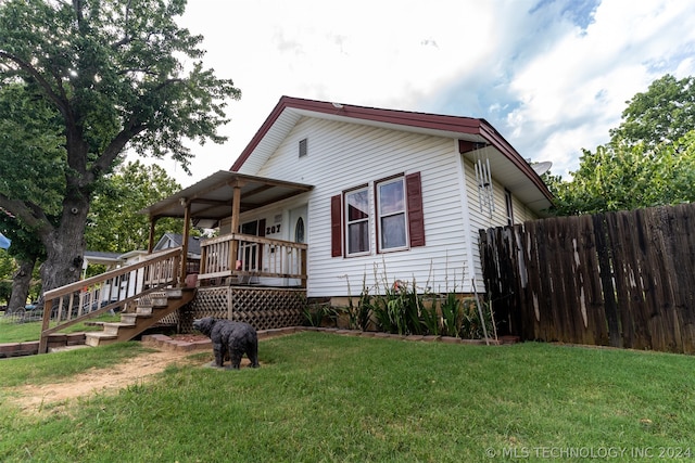 view of front of house with a front lawn