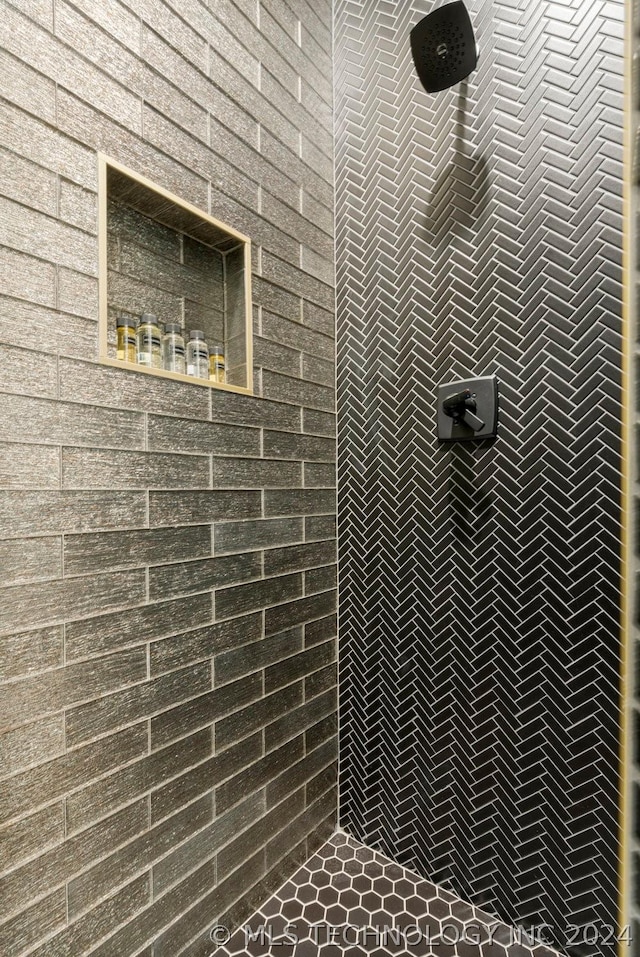 bathroom featuring a tile shower