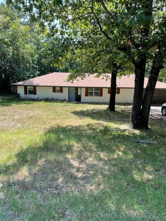 single story home featuring a front lawn