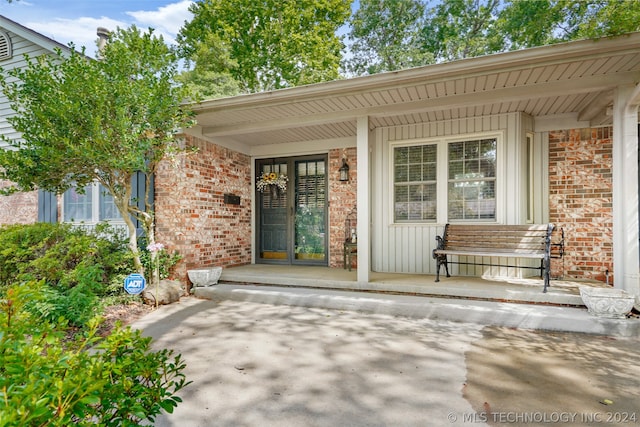 doorway to property with covered porch