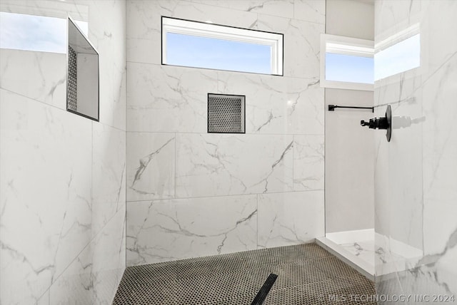 bathroom featuring a tile shower