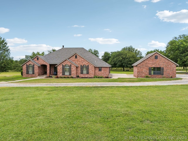 ranch-style house featuring a front yard