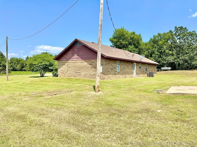 view of yard featuring central AC unit