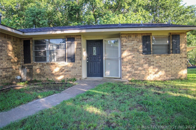 ranch-style house with a front lawn