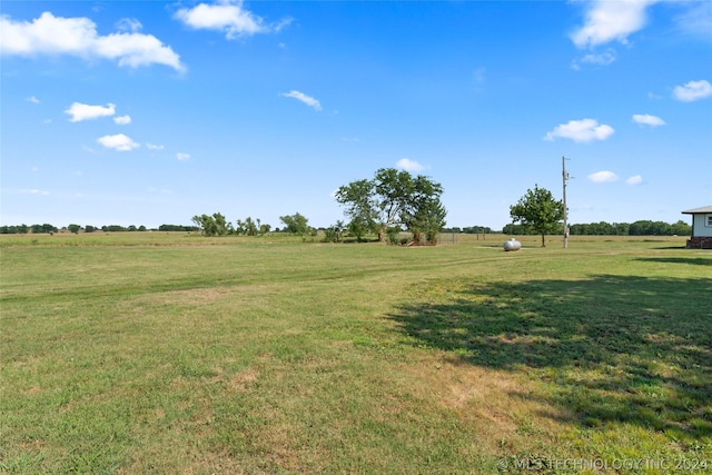 view of yard featuring a rural view