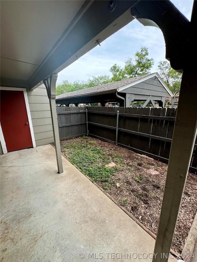 view of yard featuring a patio area