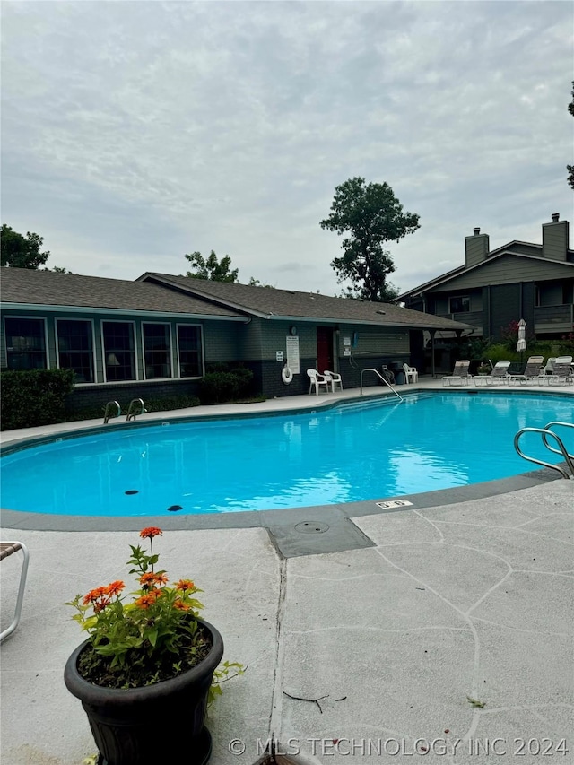 view of swimming pool