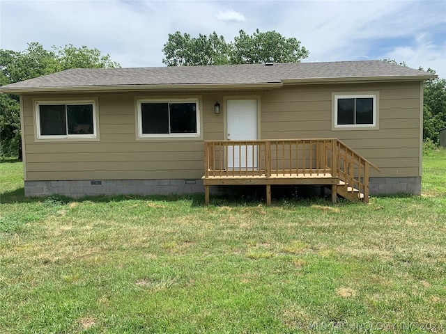 view of front of property featuring a wooden deck and a front yard