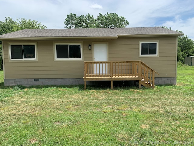 view of front of property featuring a wooden deck and a front yard