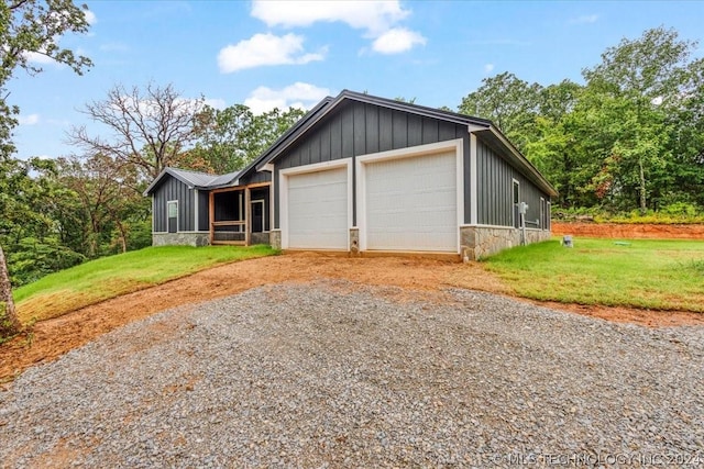 view of front facade featuring a garage and a front lawn