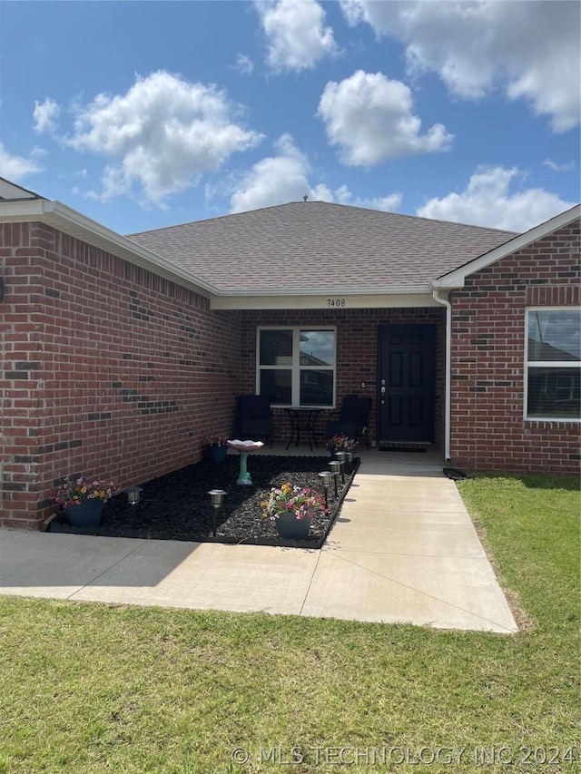 property entrance featuring a yard