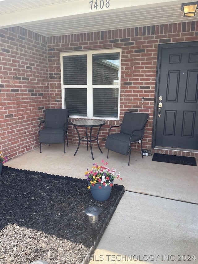 property entrance featuring a porch