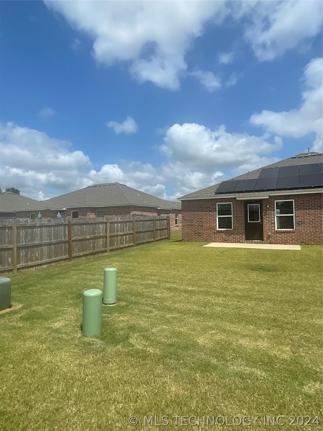 view of yard featuring a patio area