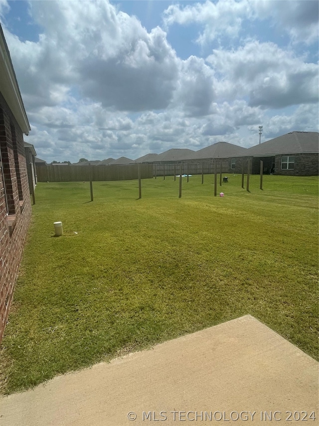 view of yard featuring a mountain view