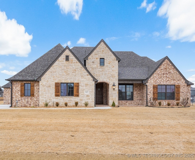 view of front of property with a front yard