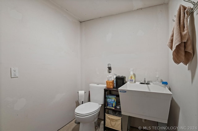 bathroom featuring sink and toilet