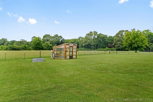 view of yard with an outdoor structure