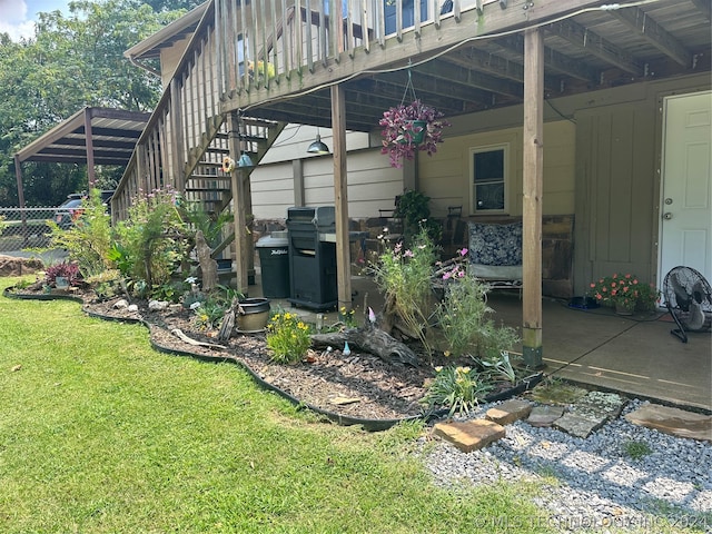 view of yard featuring a patio