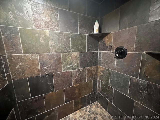 details featuring a tile shower