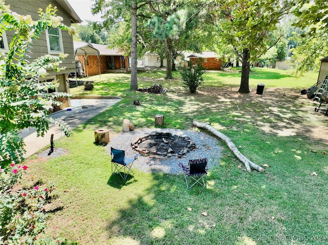 view of yard featuring an outdoor fire pit