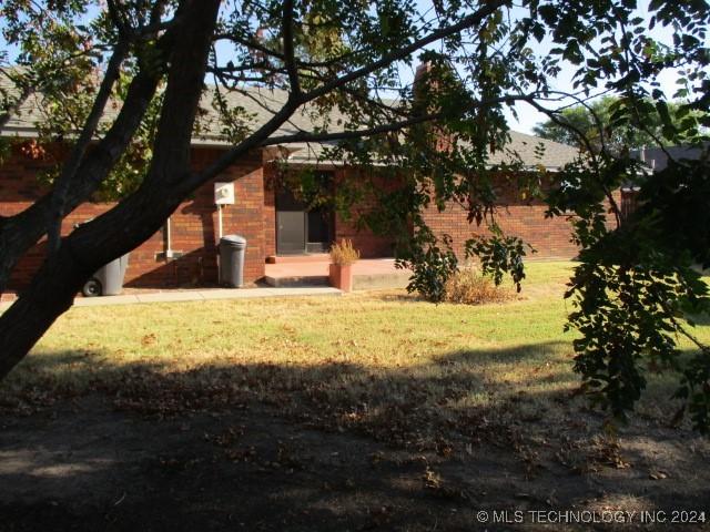 exterior space featuring a lawn