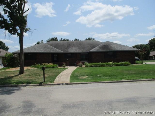 single story home with a front lawn