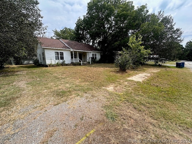 view of front of home featuring a front lawn and covered porch