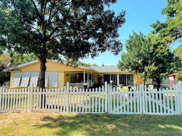 view of front of property with a front yard