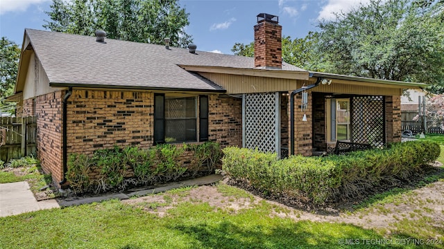 view of front of house featuring a front lawn