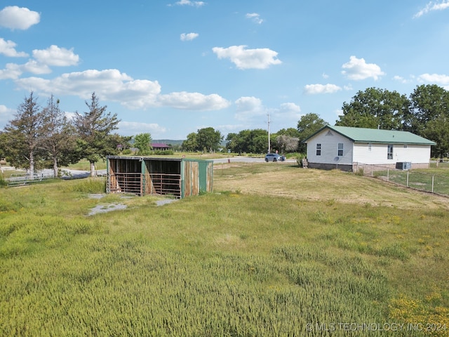 view of yard with an outdoor structure