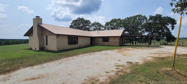 view of side of property featuring a lawn